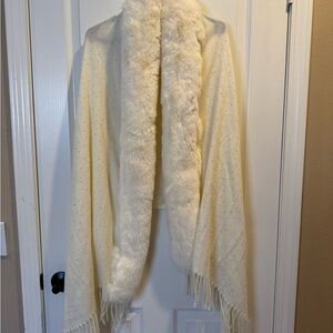 NWT Jessica McClintock Cream Faux Fur & Rhinestone Shawl